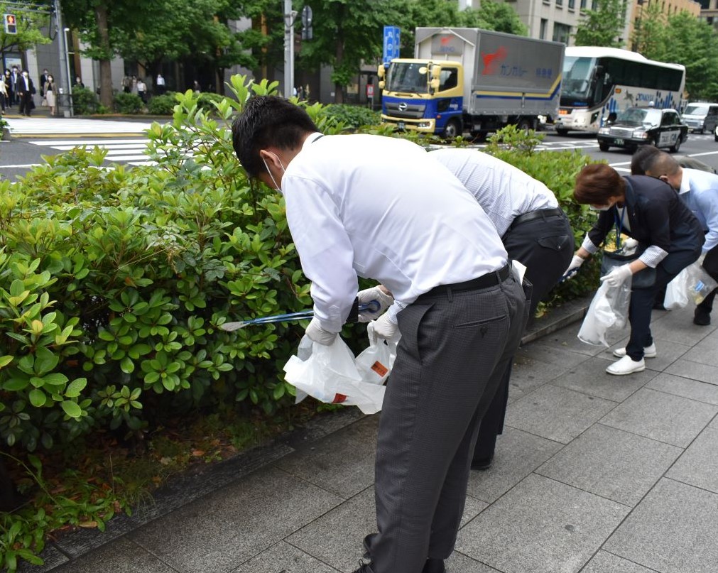 千代田区一斉清掃に有志32人が 参加しました
