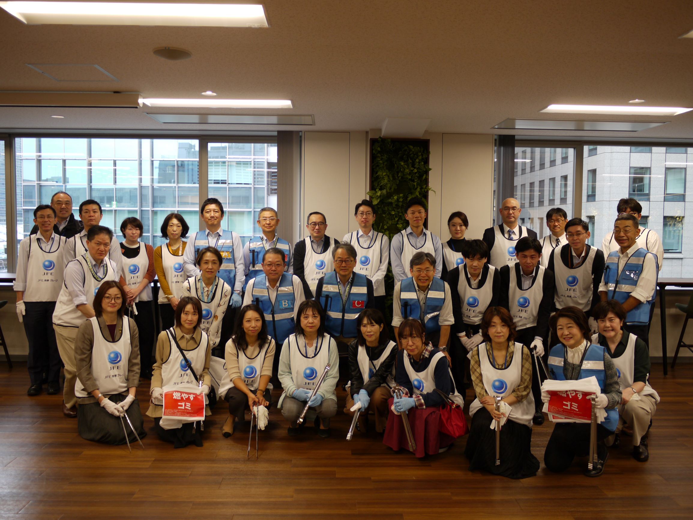 JFE Group Employees Take Part in Second 2023 Chiyoda City Cleanup